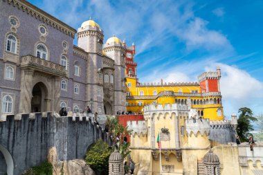 Sintra, Lisboa, Portekiz. 4 Ekim 2022: Mavi gökyüzü ile Pena Sarayı 'nın cephesi ve mimarisi.