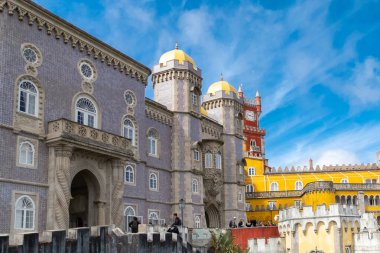 Sintra, Lisboa, Portekiz. 4 Ekim 2022: Mavi gökyüzü ile Pena Sarayı 'nın cephesi ve mimarisi.
