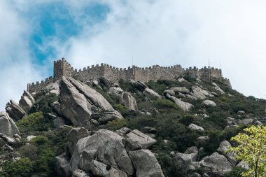 Sintra, Lisboa, Portekiz. 4 Ekim 2022: Güzel mavi gökyüzü olan Moors Kalesi.