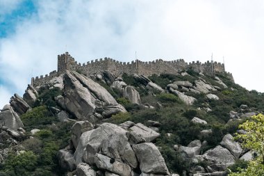 Sintra, Lisboa, Portekiz. 4 Ekim 2022: Güzel mavi gökyüzü olan Moors Kalesi.
