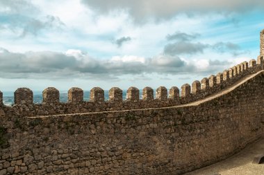 Sintra, Lisboa, Portekiz. 4 Ekim 2022: Güzel mavi gökyüzü olan Moors Kalesi.