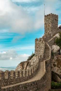 Sintra, Lisboa, Portekiz. 4 Ekim 2022: Güzel mavi gökyüzü olan Moors Kalesi.