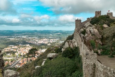 Sintra, Lisboa, Portekiz. 4 Ekim 2022: Güzel mavi gökyüzü olan Moors Kalesi.