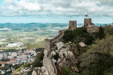 Sintra, Lisboa, Portekiz. 4 Ekim 2022: Güzel mavi gökyüzü olan Moors Kalesi.