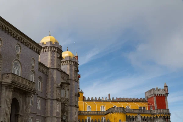 シントラ リスボン ポルトガル 2022年 2022年 10月4日 青空のペナ宮殿のファサードと建築 — ストック写真