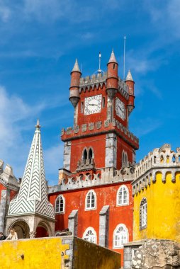 Sintra, Lisboa, Portekiz. 4 Ekim 2022: Mavi gökyüzü ile Pena Sarayı 'nın cephesi ve mimarisi.