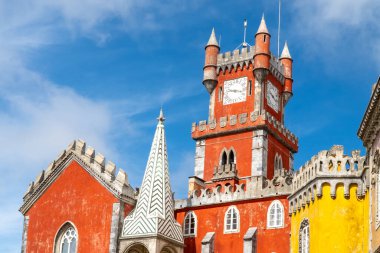 Sintra, Lisboa, Portekiz. 4 Ekim 2022: Mavi gökyüzü ile Pena Sarayı 'nın cephesi ve mimarisi.