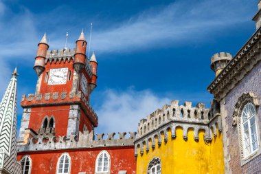 Sintra, Lisboa, Portekiz. 4 Ekim 2022: Mavi gökyüzü ile Pena Sarayı 'nın cephesi ve mimarisi