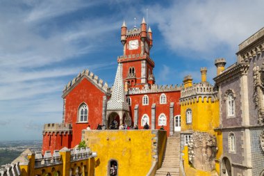 Sintra, Lisboa, Portekiz. 4 Ekim 2022: Mavi gökyüzü ile Pena Sarayı 'nın cephesi ve mimarisi