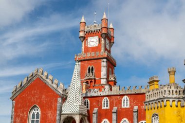 Sintra, Lisboa, Portekiz. 4 Ekim 2022: Mavi gökyüzü ile Pena Sarayı 'nın cephesi ve mimarisi