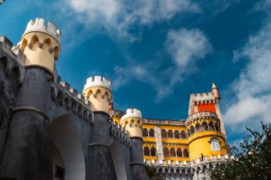 Sintra, Lisboa, Portekiz. 4 Ekim 2022: Mavi gökyüzü ile Pena Sarayı 'nın cephesi ve mimarisi.