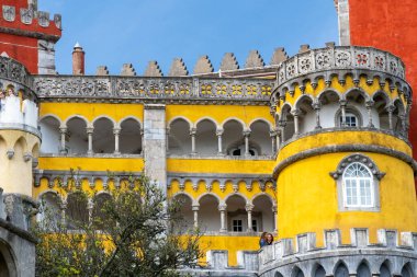 Sintra, Lisboa, Portekiz. 4 Ekim 2022: Mavi gökyüzü ile Pena Sarayı 'nın cephesi ve mimarisi.