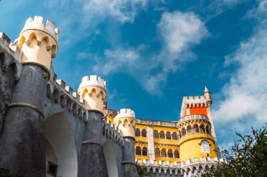 Sintra, Lisboa, Portekiz. 4 Ekim 2022: Mavi gökyüzü ile Pena Sarayı 'nın cephesi ve mimarisi.