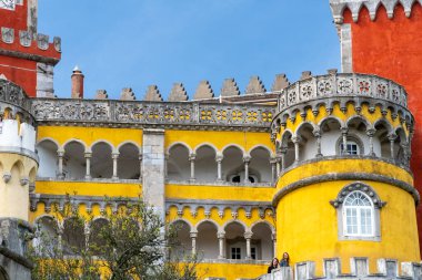 Sintra, Lisboa, Portekiz. 4 Ekim 2022: Mavi gökyüzü ile Pena Sarayı 'nın cephesi ve mimarisi.