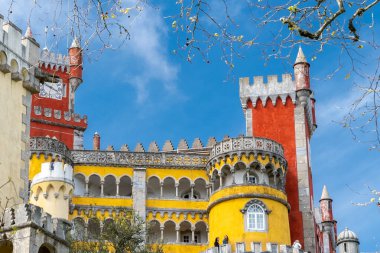 Sintra, Lisboa, Portekiz. 4 Ekim 2022: Mavi gökyüzü ile Pena Sarayı 'nın cephesi ve mimarisi.