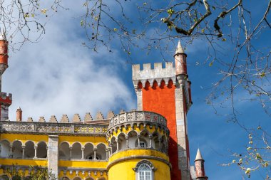 Sintra, Lisboa, Portekiz. 4 Ekim 2022: Mavi gökyüzü ile Pena Sarayı 'nın cephesi ve mimarisi.