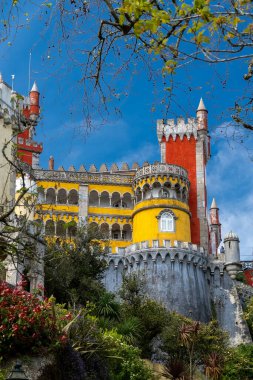 Sintra, Lisboa, Portekiz. 4 Ekim 2022: Mavi gökyüzü ile Pena Sarayı 'nın cephesi ve mimarisi.