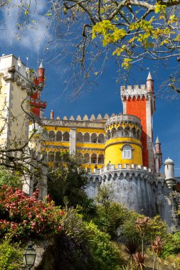 Sintra, Lisboa, Portekiz. 4 Ekim 2022: Mavi gökyüzü ile Pena Sarayı 'nın cephesi ve mimarisi.