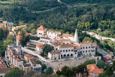 Sintra, Lisboa, Portekiz. 10 Nisan 2022 sintra ve mavi gökyüzünün ulusal sarayının panoramik manzarası.