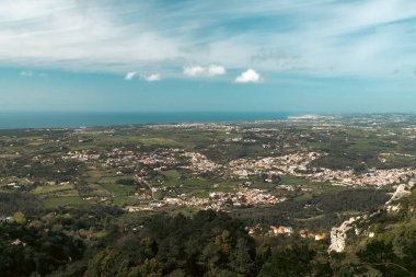 Sintra ve mavi gökyüzü manzaralı güzel doğal manzara. Lizbon, Portekiz
