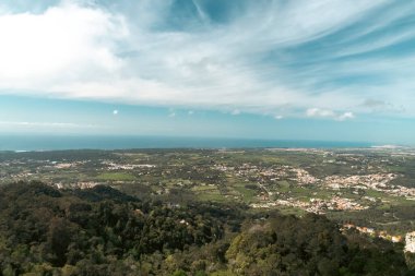 Sintra ve mavi gökyüzü manzaralı güzel doğal manzara. Lizbon, Portekiz