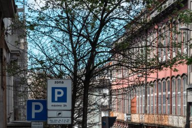 Oporto, Portekiz. 4 Aralık 2022: Şehrin mavi gökyüzü ve şehir mimarisi manzarası.