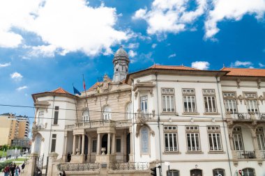Oporto, Portekiz. 12 Nisan 2022: Şehrin mavi gökyüzü ve şehir mimarisi manzarası.
