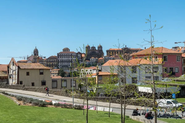 ポルトガルのオポルト 2022年 昭和27年 4月12日青空と都市建築景観 — ストック写真