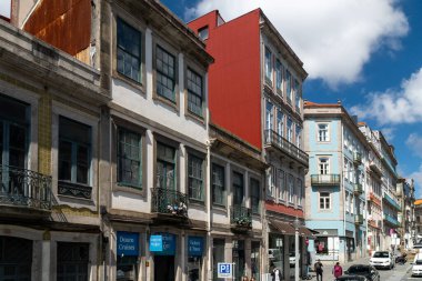 Oporto, Portekiz. 12 Nisan 2022: Şehrin mavi gökyüzü ve şehir mimarisi manzarası.