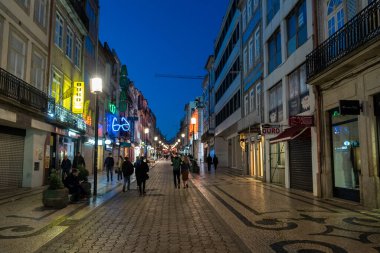 Oporto, Portekiz. 13 Nisan 2022: Rua de Santa Catarina Caddesi gece ve insanlar yürüyor.