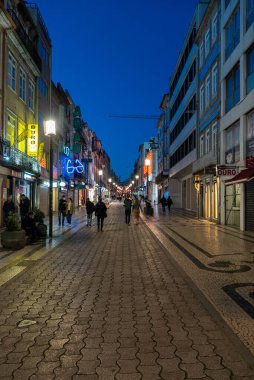 Oporto, Portekiz. 13 Nisan 2022: Rua de Santa Catarina Caddesi gece ve insanlar yürüyor.