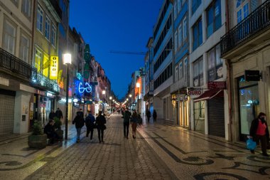 Oporto, Portekiz. 13 Nisan 2022: Rua de Santa Catarina Caddesi gece ve insanlar yürüyor.