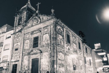 Oporto, Portekiz. 13 Nisan 2022: Mavi gökyüzü ile Ruhlar Şapeli, gece görüşü.