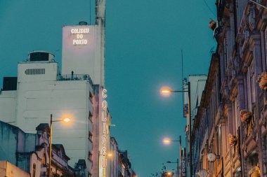 Oporto, Portekiz. 13 Nisan 2022: Mavi gökyüzü ve mimarisi ile Porto Kolezyumu.