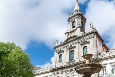 Oporto, Portekiz. 12 Nisan 2022: Trinity Kilisesi cephesi ve mimarisi