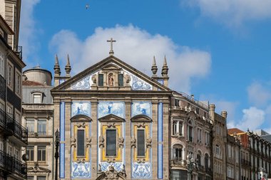 Oporto, Portekiz. 12 Nisan 2022: Azulejos Kilisesi cemaatleri ve mavi gökyüzü.