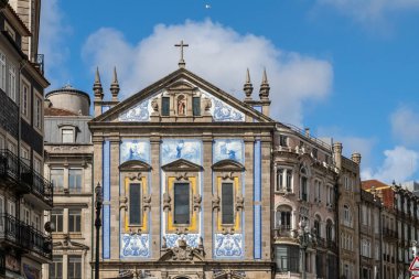 Oporto, Portekiz. 12 Nisan 2022: Azulejos Kilisesi cemaatleri ve mavi gökyüzü.