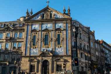 Oporto, Portekiz. 12 Nisan 2022: Azulejos Kilisesi cemaatleri ve mavi gökyüzü.