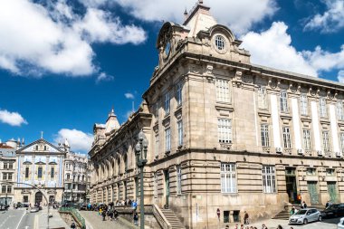 Oporto, Portekiz. 12 Nisan 2022: Azulejos Kilisesi cemaatleri ve mavi gökyüzü.