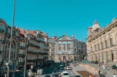 Oporto, Portekiz. 12 Nisan 2022: Azulejos Kilisesi cemaatleri ve mavi gökyüzü.