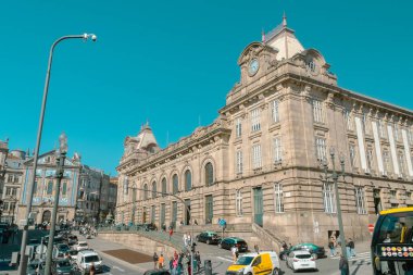 Oporto, Portekiz. 12 Nisan 2022: Azulejos Kilisesi cemaatleri ve mavi gökyüzü.