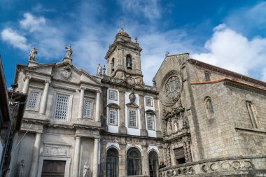 Oporto, Portekiz. 12 Nisan 2022: Mavi gökyüzü ile San Francisco Kilisesi 'nin mimarisi ve cephesi.