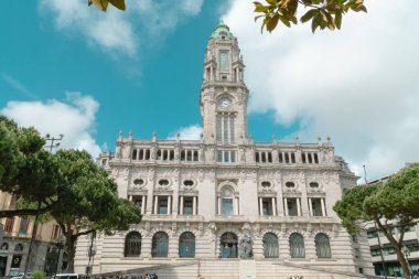 Oporto, Portekiz. 12 Nisan 2022: Porto Belediye Binası mimarisi ve mavi gökyüzü.