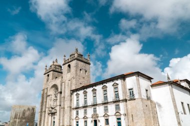 Oporto, Portekiz. 12 Nisan 2022: Pelourinho ve Porto Katedrali.