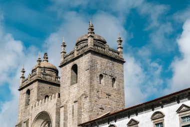 Oporto, Portekiz. 12 Nisan 2022: Pelourinho ve Porto Katedrali.