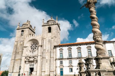 Oporto, Portekiz. 12 Nisan 2022: Pelourinho ve Porto Katedrali.