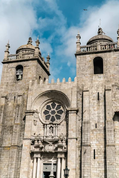 ポルトガルのオポルト 2022年4月12日 Pelourinhoとポルト大聖堂とファサードと青空 — ストック写真