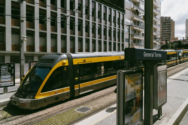 Πόρτο Πορτογαλία Απριλίου 2022 Κίτρινο Τραμ Της Πόλης Όμορφο Γαλάζιο — Φωτογραφία Αρχείου