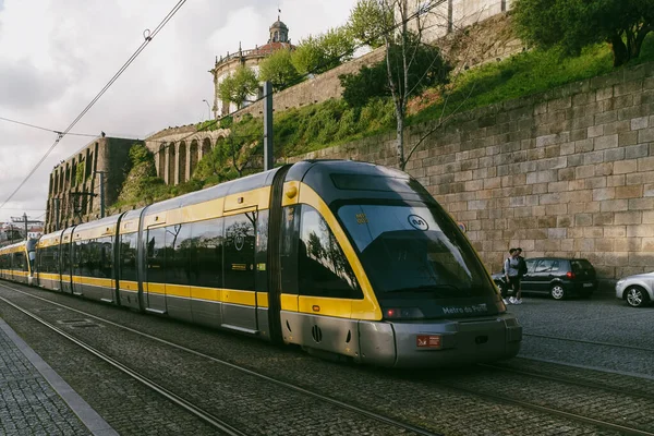 Porto Portugal April 2022 Gelbe Stadtbahn Mit Blauem Himmel — Stockfoto