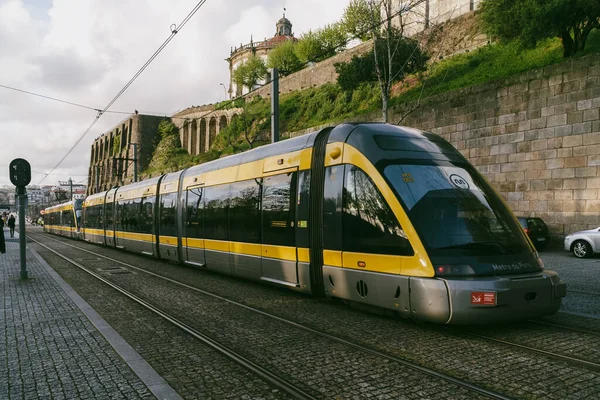 Oporto Portugal Abril 2022 Tranvía Amarillo Con Hermoso Cielo Azul —  Fotos de Stock
